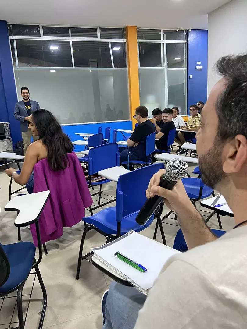 Amarildo Arruda respondendo a uma pergunta da plateia durante uma palestra
