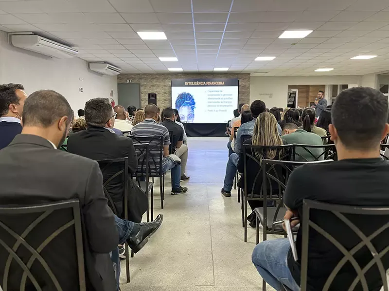 Plateia assistindo a uma palestra da ASAC