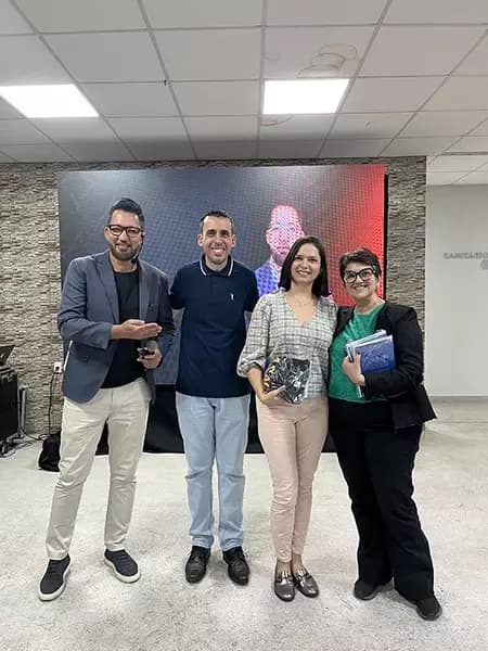 Grupo de quatro pessoas posando após uma palestra da ASAC