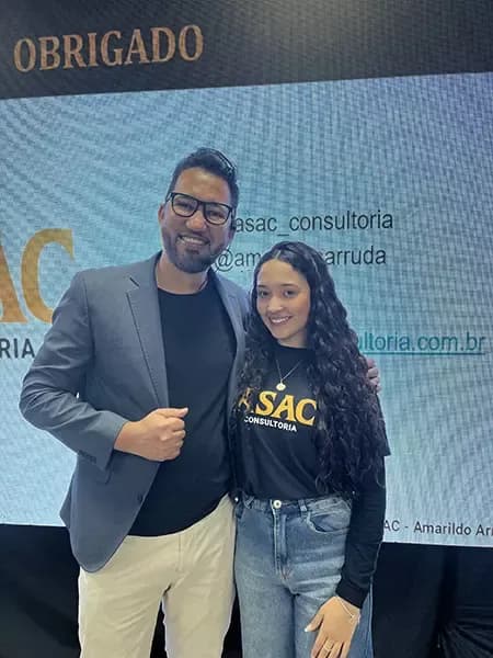 Amarildo Arruda posando com uma participante em uma palestra